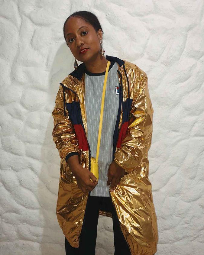 No street style, o metalizado vem com tudo em moletons, pochetes e sneakers. A comunicadora Luiza Brasil apostou em jaqueta alongada dourada para ser a protagonista do look mais básico e esportivo(foto: Divulgação/Instagram) No street style, o metalizado vem com tudo em moletons, pochetes e sneakers. A comunicadora Luiza Brasil apostou em jaqueta alongada dourada para ser a protagonista do look mais básico e esportivo(foto: Divulgação/Instagram)